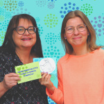 Kaksi iloista henkilöä kuvassa